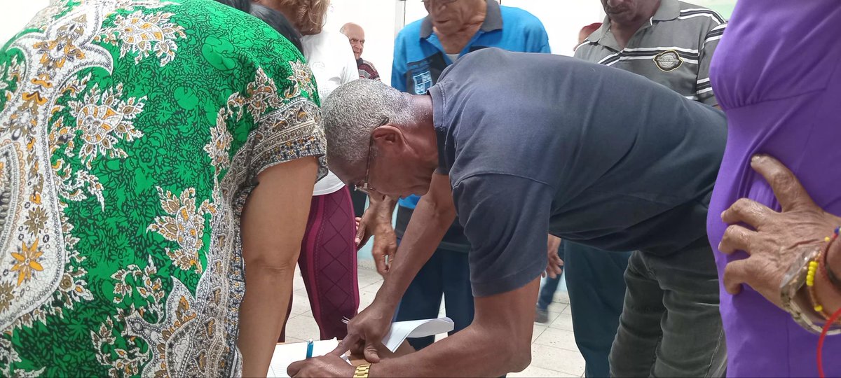 ONEIStgo_Cuba's tweet photo. #ONEI/ 🇨🇺 Trabajadores de la Oficina Provincial de Estadística e  Información en #SantiagoDeCuba, a través de su firma ratificaron su compromiso con la Patria
#FirmaPorLaPatria https://t.co/0XgbcR5cau