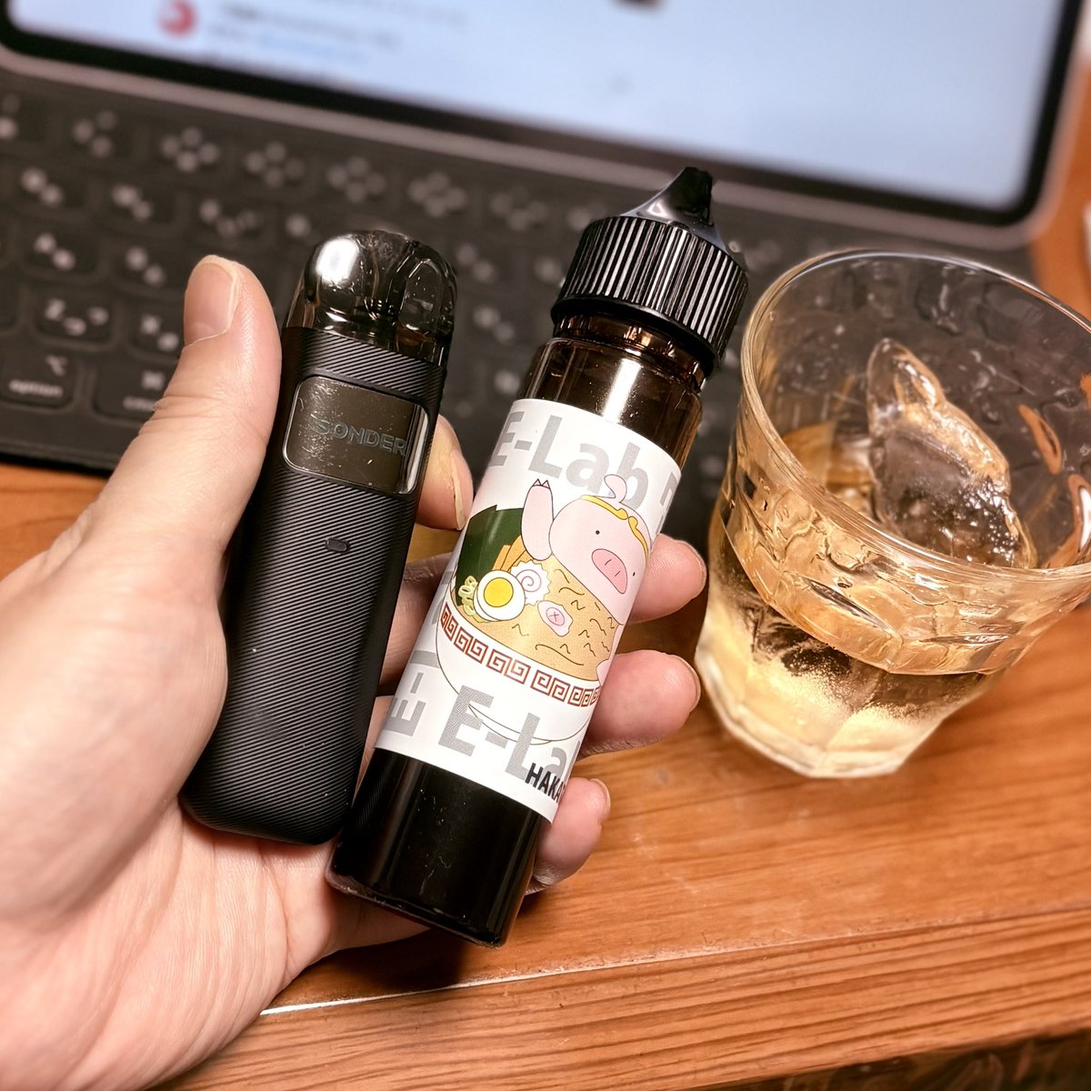 pure2vape's tweet photo. 色々やる気低迷中で本垢もこっちもポスト少なめだけど、生きてるしVAPEもぼちぼち遊んでますよ～😊

誕プレで頂いたイチローズモルトが美味しくて早速３分１以上減ってしまったので、ブラックニッカに切り替えた所😌🥃

HAKATAブラックはお酒とも合う～💕 https://t.co/1cIPvkG2Ug