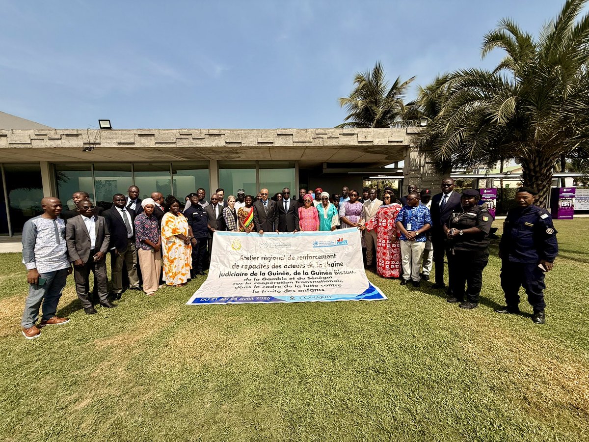 ONU_Droits_BRAO's tweet photo. Ouverture, ce matin, d’un atelier régional à Conakry pour renforcer la coopération transfrontalière contre la traite des enfants. Mieux enquêter et mieux protéger : c'est l'objectif de la formation initiée par le #PAPEV et qui réunit les acteurs de la sécurité et de la justice. https://t.co/0SYr8VLjdN