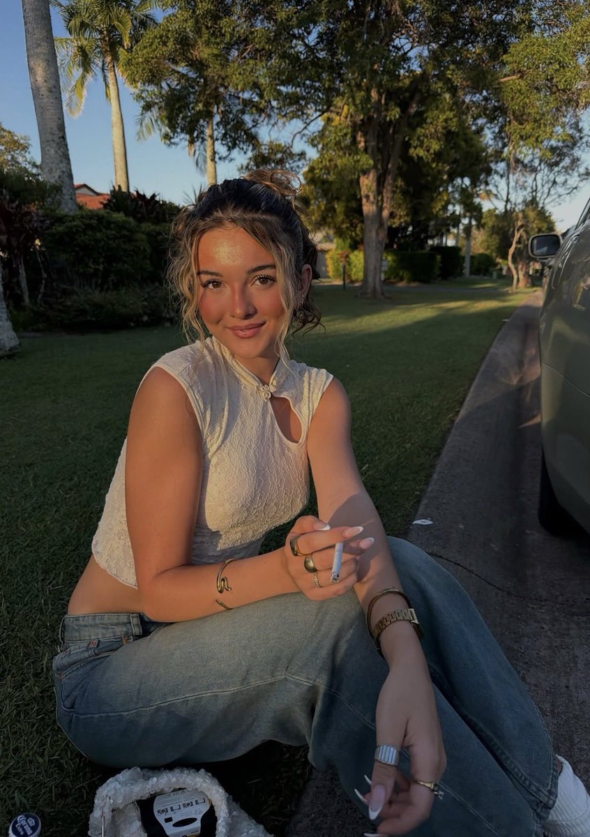 SwirlSmoke5663's tweet image. #smoking #smokingfetish