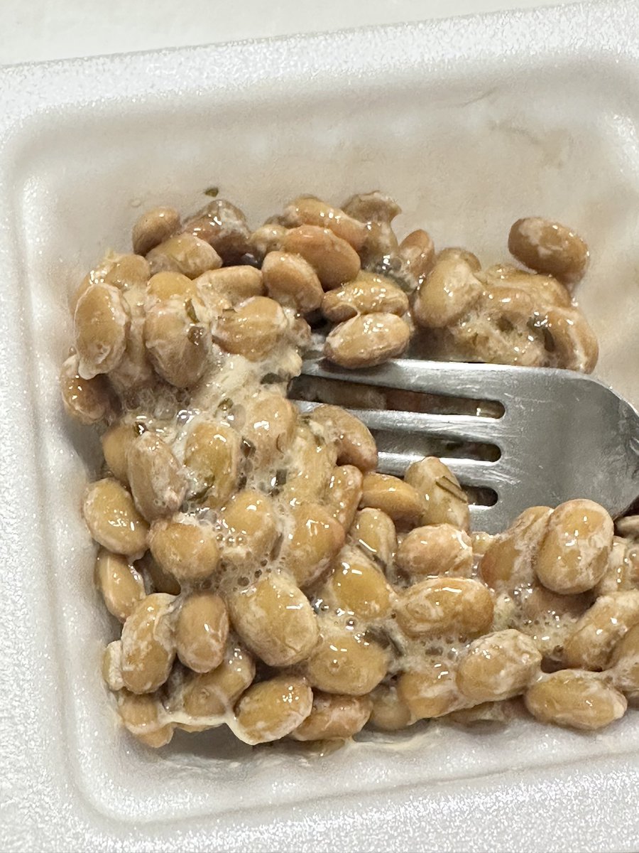 Pertama kali makan natto pas makan di resto sushi, ada varian yg murah bgt se piring isi 4.
Pas dimakan… aku auto hoekk🤣
Tp skrg dah di fase doyan, dan nagih. Rasanya enak,macem2. Tp utk muslim hati2 kdg saus/kuah natto ada yg mengandung sake/alkohol/perasa babi