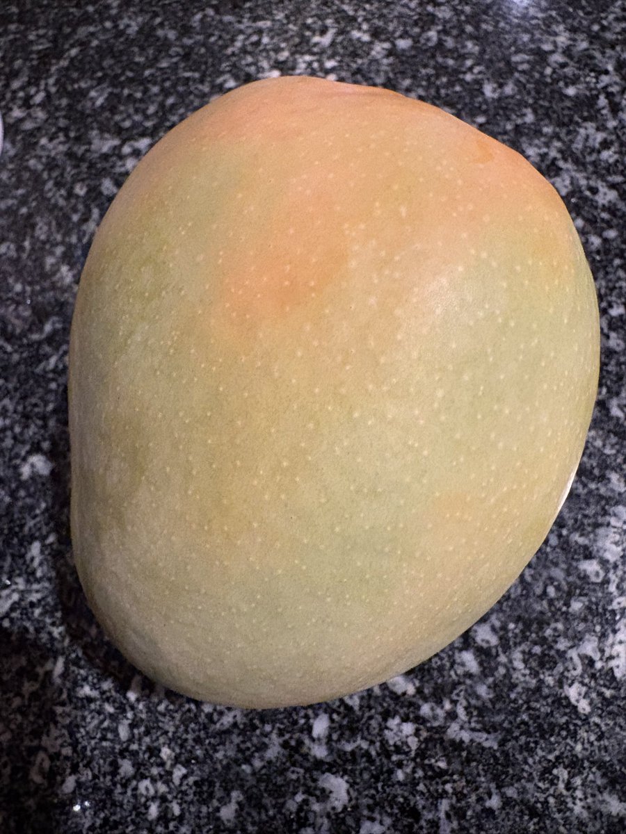 これ買う時緑色だったから、もう食べれますか？って聞いた食べれるって言ってたんだけどだんだん黄色になってきた。良い香りしてる🥰