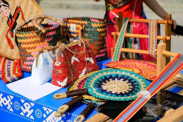 thisisGBA's tweet image. #Tradition | At Hongluo Village, #Shenzhen's only She ethnic village, the Sanyuesan Festival comes alive with vibrant traditions and timeless rituals 🎶

From phoenix costumes and leaf whistling to bamboo dances and folk games, every corner of the village celebrates a rich