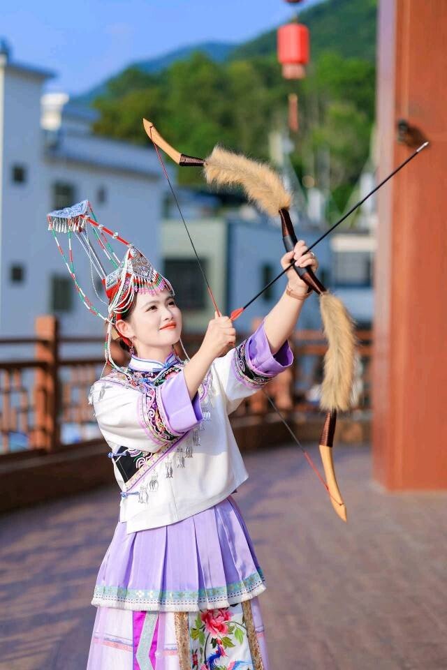 thisisGBA's tweet image. #Tradition | At Hongluo Village, #Shenzhen's only She ethnic village, the Sanyuesan Festival comes alive with vibrant traditions and timeless rituals 🎶

From phoenix costumes and leaf whistling to bamboo dances and folk games, every corner of the village celebrates a rich