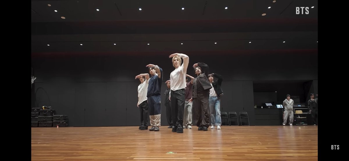 klights2021's tweet photo. なんで毎回1日目の段階で仕上がってるんですか？？ダンス素人にはどこがズレてるのか全くわかりません😌

https://t.co/yjCx3IxtdA https://t.co/gInM8Ux3JX