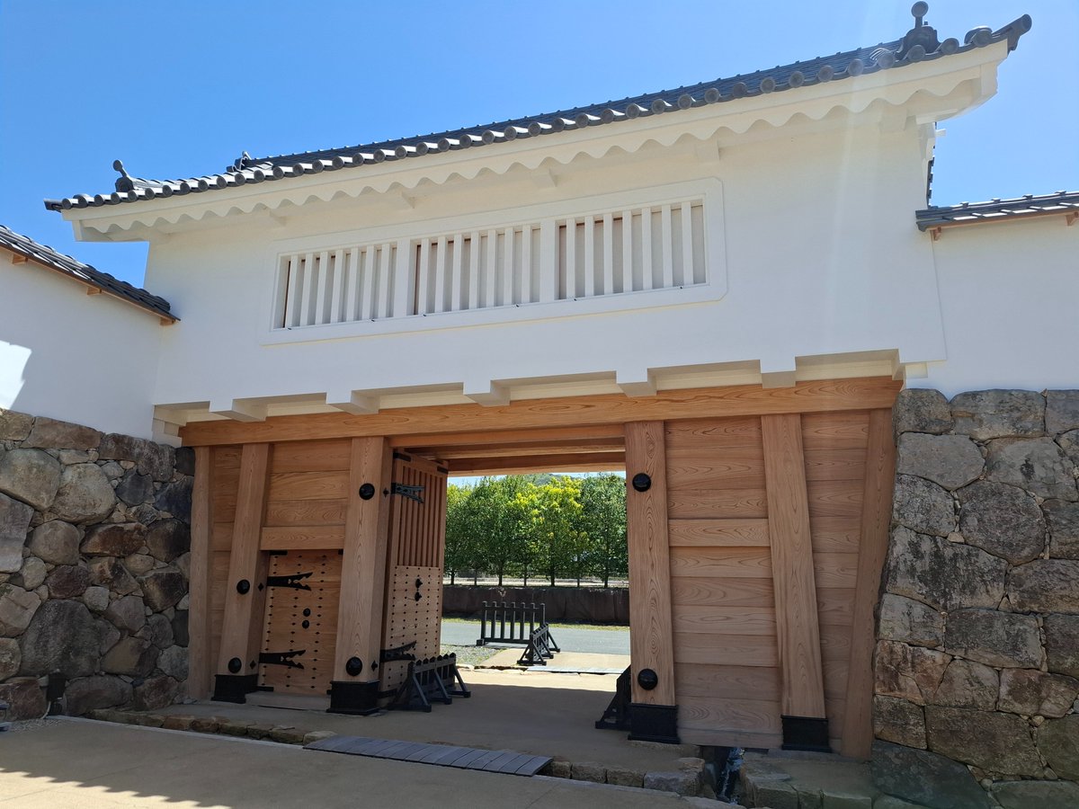 えっ待って、鳥取に出張きたはずやのに、ここ姫路やったかな…？

​若干仕事をサボって見た鳥取県立博物館の展示「とっとりの藩と城」がめちゃくちゃ池田家推しで、勝手に親近感わいてもうた

復元された門も渋くて最高やったし

山城まで登る時間はなかったから、次は仕事抜きでゆっくり攻めるわ！