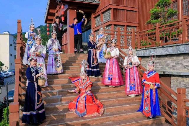 thisisGBA's tweet image. #Tradition | At Hongluo Village, #Shenzhen's only She ethnic village, the Sanyuesan Festival comes alive with vibrant traditions and timeless rituals 🎶

From phoenix costumes and leaf whistling to bamboo dances and folk games, every corner of the village celebrates a rich