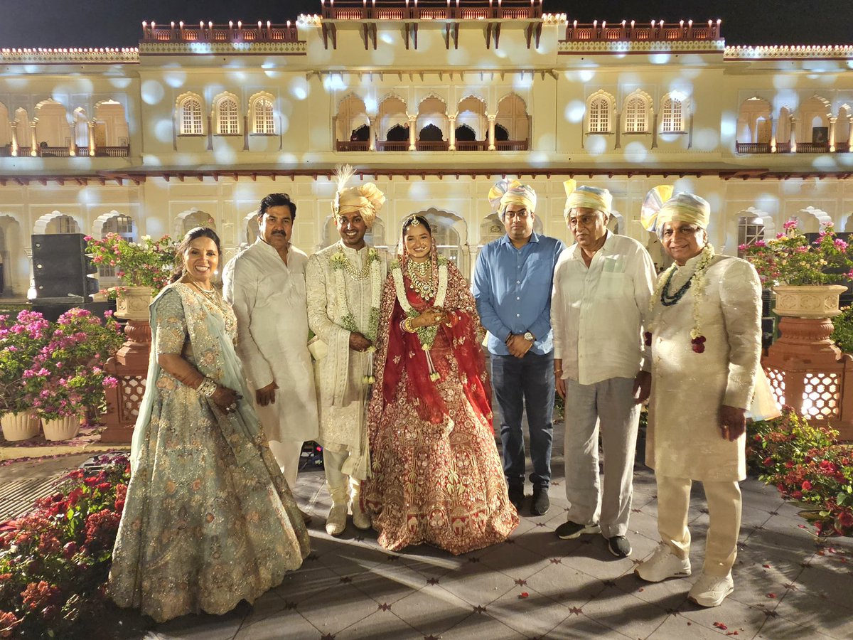 रामबाग पैलेस, जयपुर में श्री मुकेश केडिया के सुपुत्र मनन केडिया के विवाह समारोह में सम्मिलित होकर नवदम्पति को आशीर्वाद दिया। इस शुभ अवसर पर उन्हें सुखमय दांपत्य जीवन हेतु हार्दिक शुभकामनाएं प्रेषित कीं। ईश्वर से प्रार्थना है कि उनका जीवन प्रेम, विश्वास, समृद्धि और खुशियों से