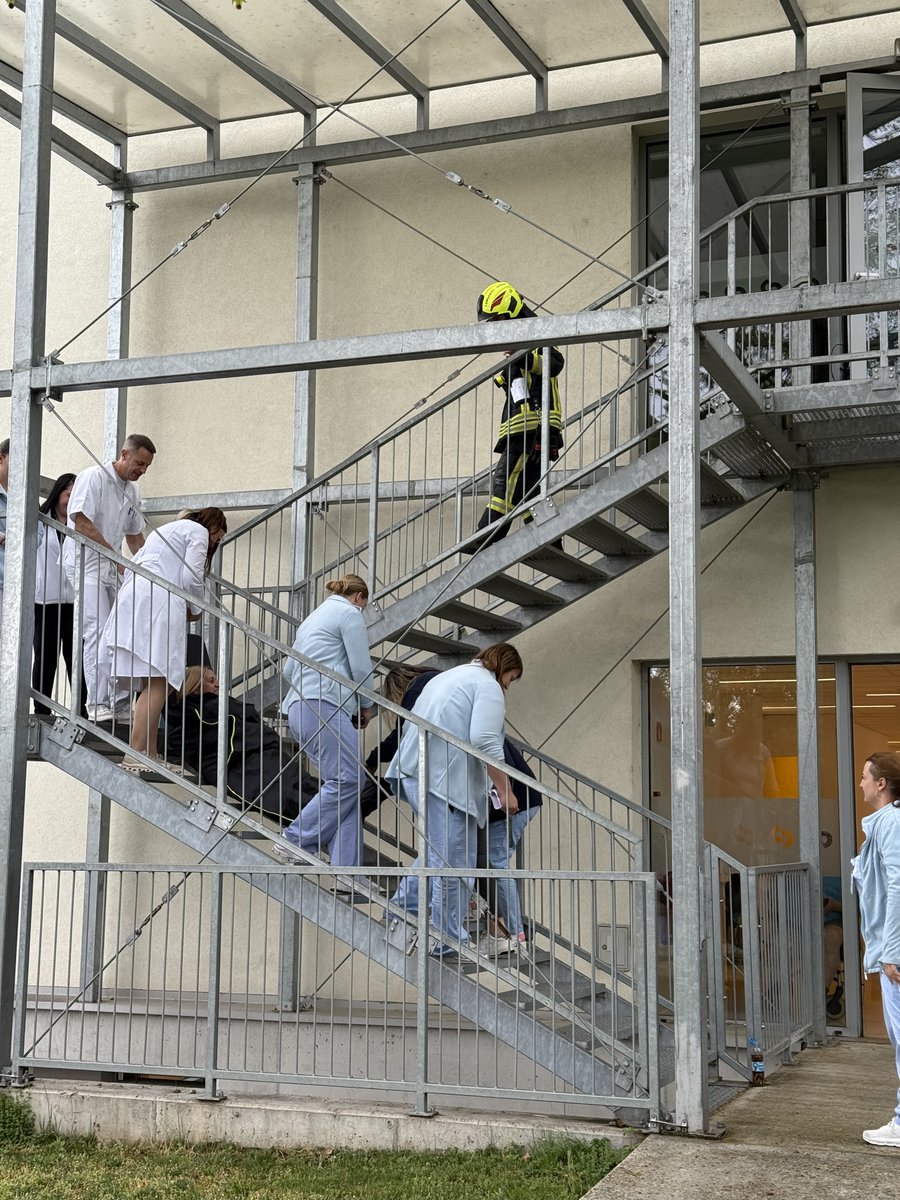 uri_soca's tweet photo. Danes smo uspešno izvedli letno vajo evakuacije v stavbi Marjetica in AC oddelkih. Zaposleni so se preizkusili z gašenjem začetnega požara, gasilci pa so nam predstavili tudi gasilski tovornjak in opremo. Hvala vsem za sodelovanje ter pomemben prispevek k varnosti na delovnem mestu! 🚒🔥