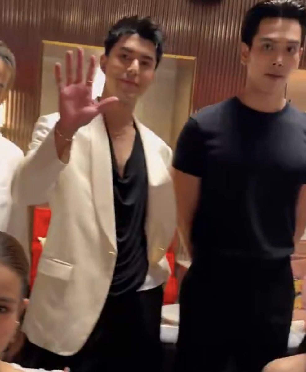 อย่าโบกมือให้ยัยสูทขาวล่ะ เดี๋ยวโดนต่อย