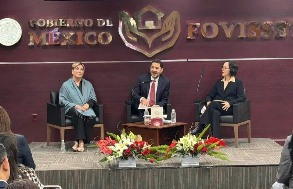 jesconejero's tweet photo. La Coordinación de asesores en el marco de las actividades del Congreso Praxis lanzó el libro El estado de bienestar en la edad de la razón de Celia Lesa, con nuestro Director General Dr. Martí Batres como presentador y Jabnely Maldonado como anfitriona.
@ISSSTE_mx  @martibatres https://t.co/AppXXW8D8I