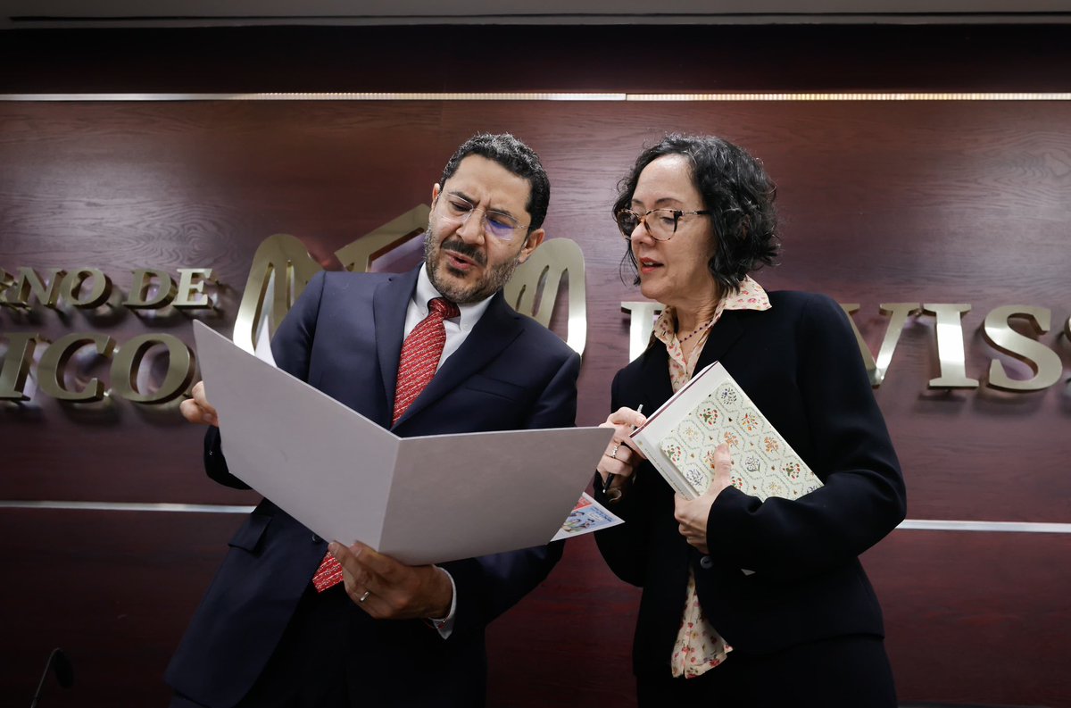 jesconejero's tweet photo. La Coordinación de asesores en el marco de las actividades del Congreso Praxis lanzó el libro El estado de bienestar en la edad de la razón de Celia Lesa, con nuestro Director General Dr. Martí Batres como presentador y Jabnely Maldonado como anfitriona.
@ISSSTE_mx  @martibatres https://t.co/AppXXW8D8I