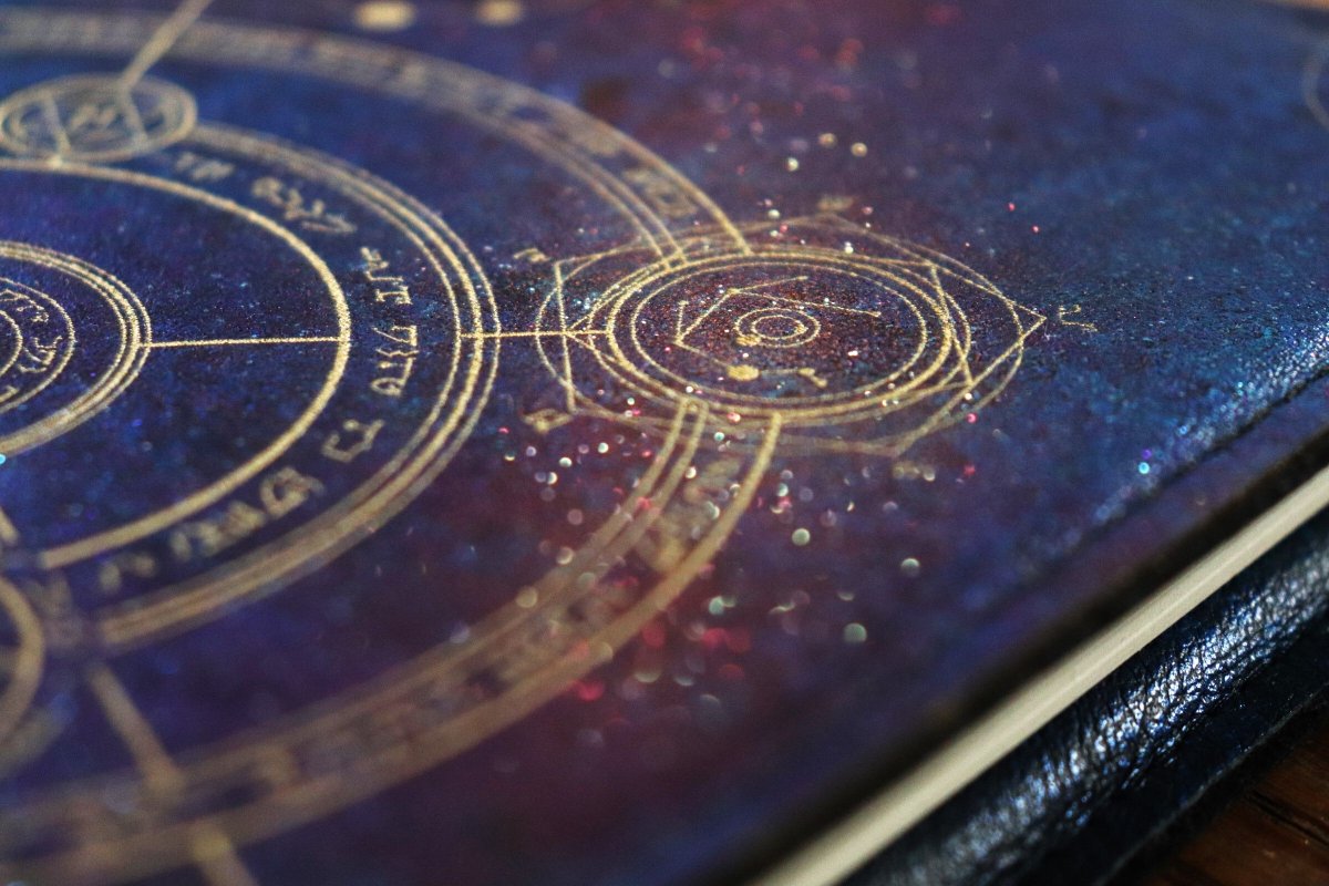 SpeechlessBard's tweet image. We've got a little sale going on all available notebooks in our shop! Handy leather sleeves that last a lifetime, ready to slip around a fresh new notebook every time you fill one up 📚️ 
That includes our sparkly Galaxy notebooks! ✨ 
#ttrpg #notebook
