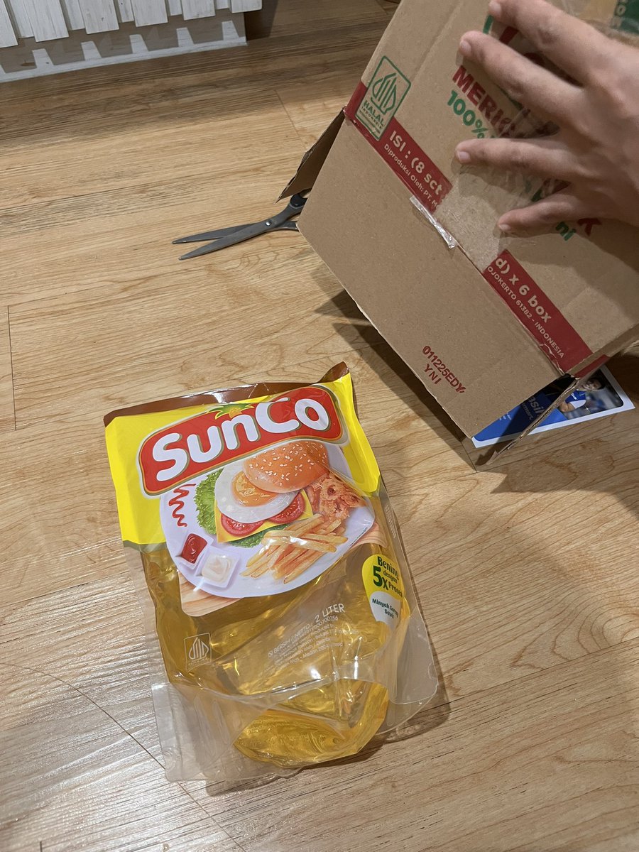 dinda01oke's tweet photo. @hypermart_ho sy minta pertangungjawaban , sy coba komplain tapi tidak ditanggapi, ini termasuk penipuan ga sih? krn barang yg datang hanya 2Ltr! tolong cek segera dan sy minta pertanggungjawabanya segera. https://t.co/tb55g0w2VK