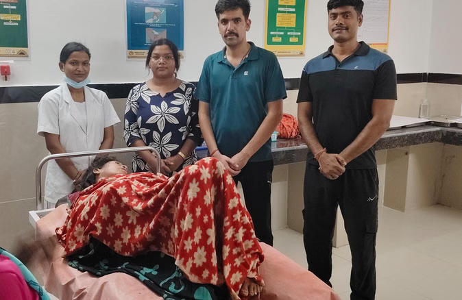 life_soldiers47's tweet image. दंतेवाड़ा के सालेपाल गांव में एम्बुलेंस न मिलने पर CRPF जवानों ने इंसानियत और जिम्मेदारी का परिचय देते हुए लेबर पेन से जूझ रही गर्भवती महिला को तुरंत अस्पताल पहुंचाया। उनकी सतर्कता और संवेदनशीलता ने एक बड़ा संकट टाल दिया। 
#Respect #CRPF #HumanityFirst #RealHeroes #Inspiration