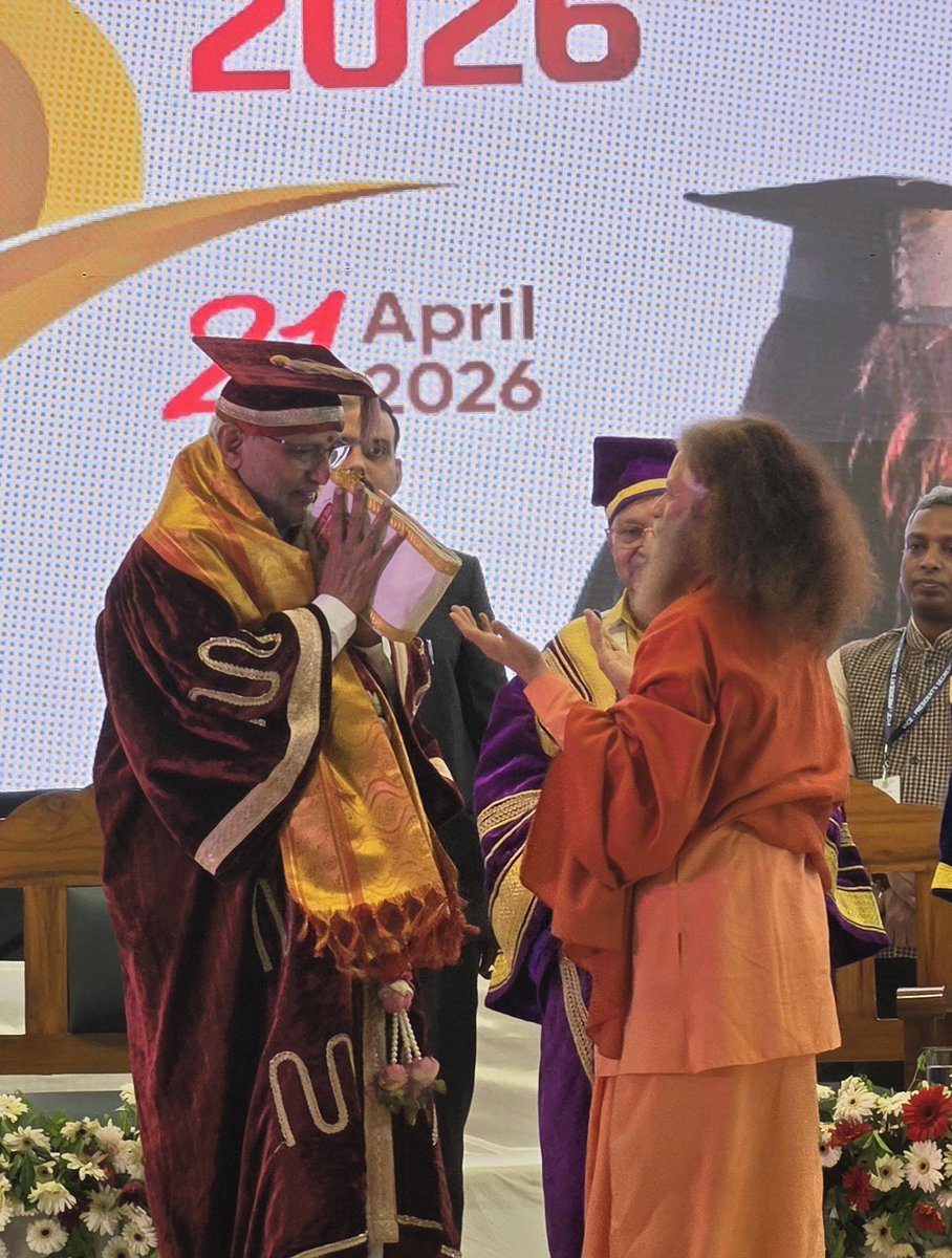 PujyaSwamiji's tweet image. आईआईएमटी विश्वविद्यालय, #IIMTUniversity गंगानगर, मेरठ में आयोजित तृतीय दीक्षांत समारोह में भारत के माननीय उपराष्ट्रपति श्री सी. पी. राधाकृष्णन जी @VPIndia  की गरिमामयी उपस्थिति. सम्पूर्ण आयोजन शिक्षा, संस्कार, प्रेरणा और राष्ट्रभाव की दिव्य आभा से आलोकित.
#IIMTUniversity #Meerut