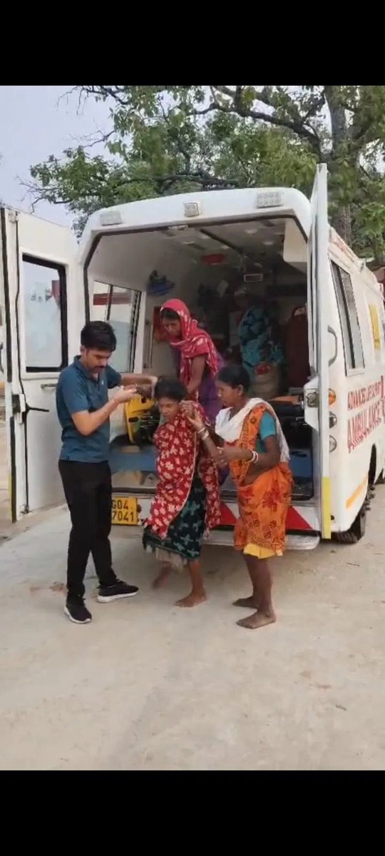 life_soldiers47's tweet image. दंतेवाड़ा के सालेपाल गांव में एम्बुलेंस न मिलने पर CRPF जवानों ने इंसानियत और जिम्मेदारी का परिचय देते हुए लेबर पेन से जूझ रही गर्भवती महिला को तुरंत अस्पताल पहुंचाया। उनकी सतर्कता और संवेदनशीलता ने एक बड़ा संकट टाल दिया। 
#Respect #CRPF #HumanityFirst #RealHeroes #Inspiration