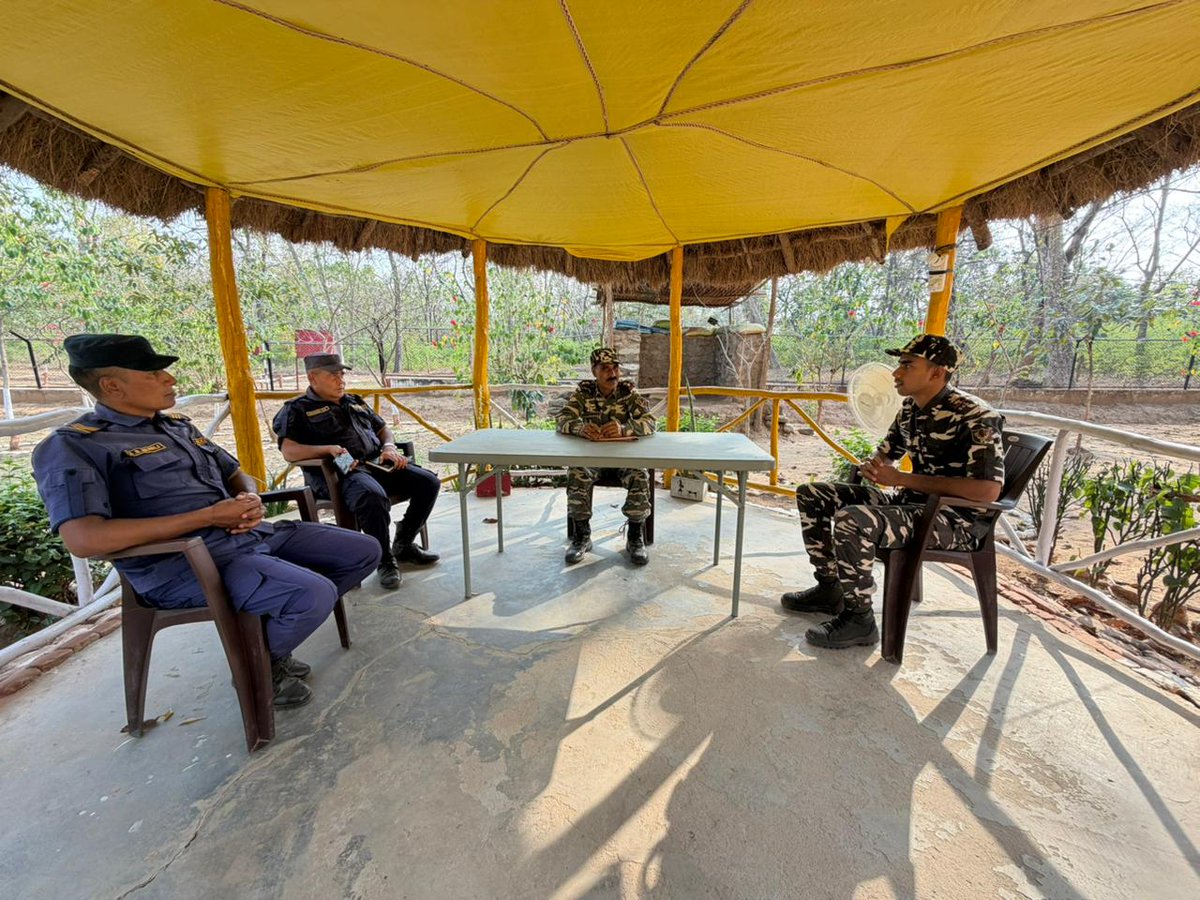 SSB जवानों और नेपाल APF के बीच आयोजित बैठक में आपसी सहयोग, सूचना साझा करने और समन्वय को बढ़ावा दिया गया।
#SSB_INDIA 
#SSBSHQGKP #SSBFTRLUCKNOW
#IndiaNepalCoordination #JointMeeting #BorderCoordination 
#APFSSB
 #FriendlyForces 
#SeemaSuraksha
 #JaiHind