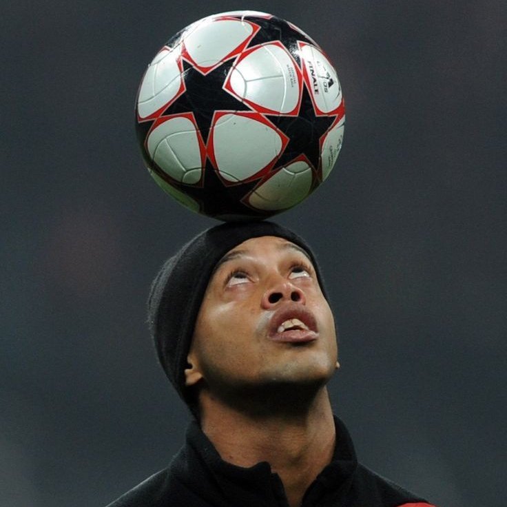 Ronaldinho: "İnsanların beni izlemekten keyif aldığını ve hala YouTube'a girip maçlarımın özetlerini ve bazı hareketlerimi izlediklerini bilmek beni mutlu ediyor."