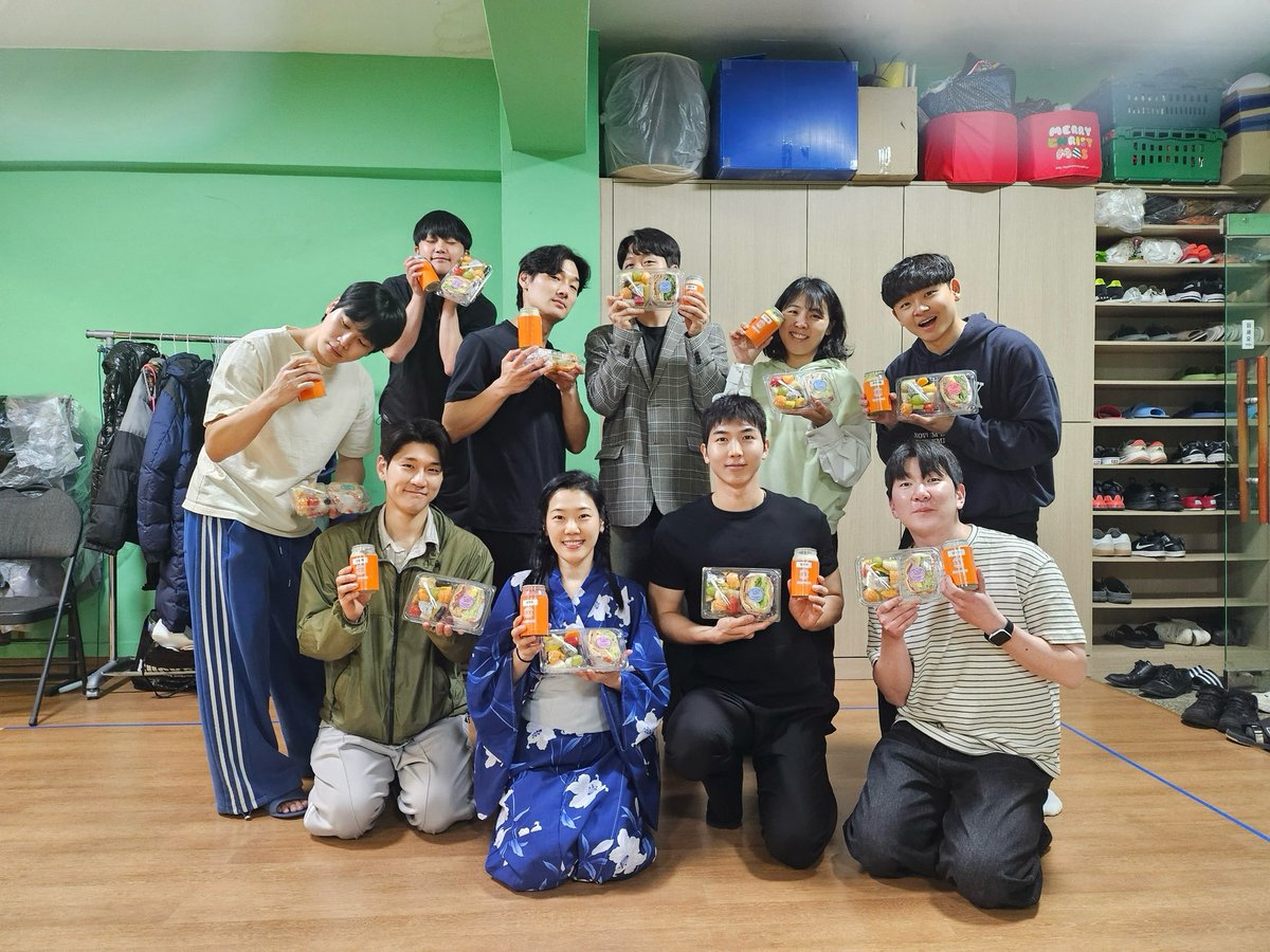 [#연극마음] 도약!🙋🏻‍♀

도움닫기의 명예 소방관!
도움닫기의 빛나는 후원회원! #오도원 님께서
<마음> 팀을 위해 도시락 서포트를 해주셨습니다~🍱

맛있는 샌드위치와 신선한 과일, 음료까지,
"감사하는 마음으로 고마운 분이라며" (대사 인용📖)
함께 맛있게 먹고 힘내서 연습했습니다!💪🏻🙇🏻‍♂