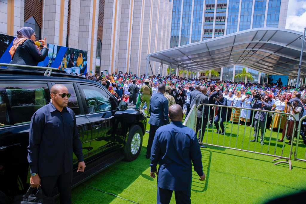 Stori za Pombe 👽 tweet media