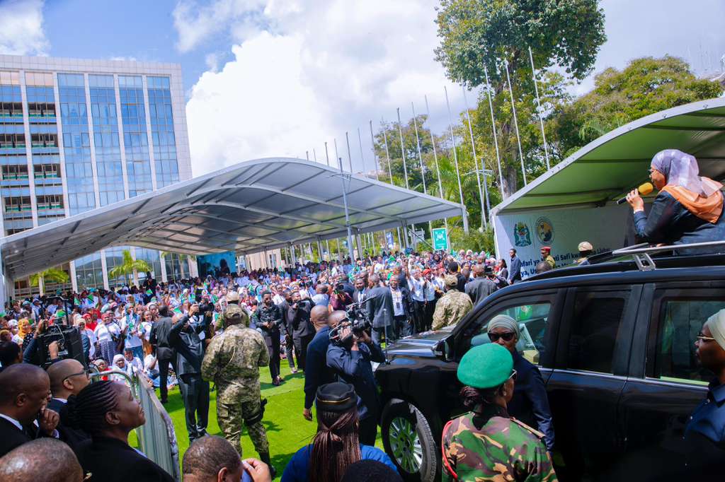 Stori za Pombe 👽 tweet media