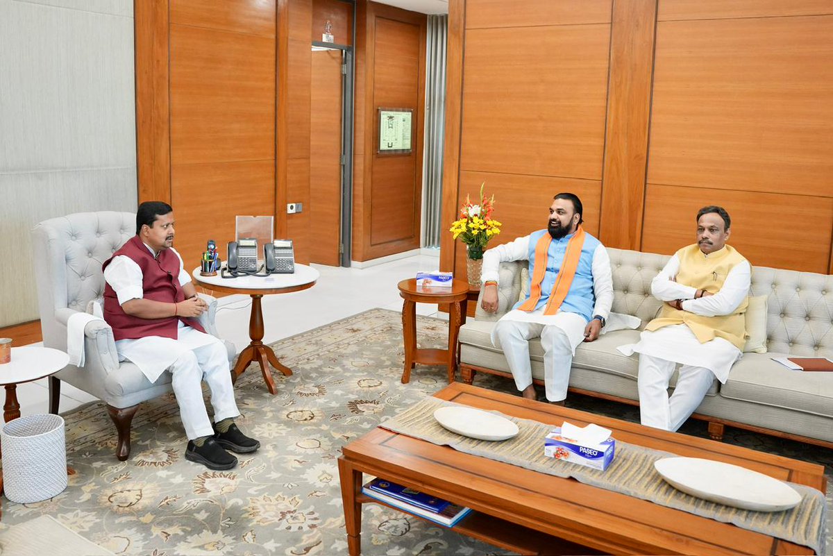 samrat4bjp's tweet photo. नई दिल्ली में भारतीय जनता पार्टी के माननीय राष्ट्रीय अध्यक्ष श्री @NitinNabin जी से आत्मीय मुलाकात हुई।

इस अवसर पर पार्टी के राष्ट्रीय महामंत्री और बिहार प्रभारी सह माननीय सांसद श्री @TawdeVinod जी की मौजूदगी रही।

#BJP4India #NDA4Bihar https://t.co/sHdmxQlRIB