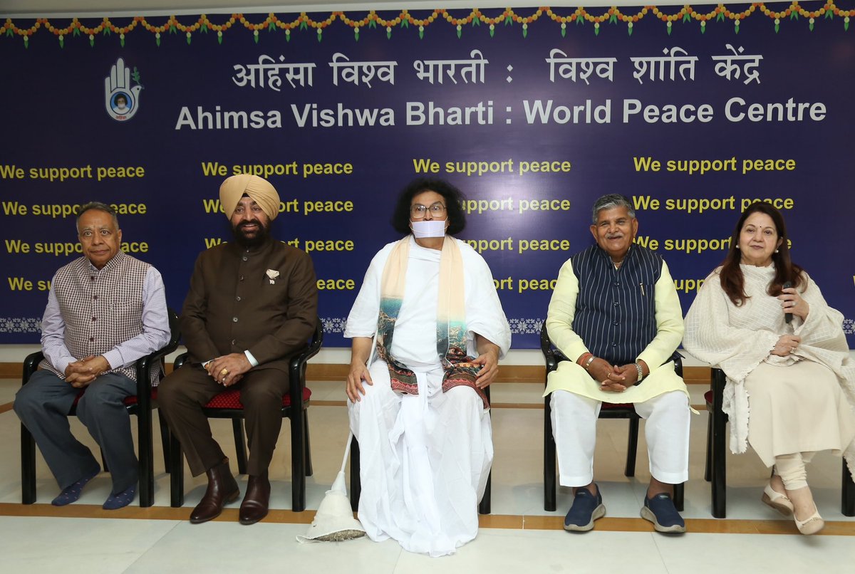 Munilokesh's tweet image. पूज्य आचार्यश्री के 66वें जन्मोत्सव पर विश्व शांति केंद्र में “We Support Peace Campaign” एवं शांति सद्भावना सम्मेलन के दौरान माननीय राज्यपाल उत्तराखंड एवं माननीय राज्यपाल पंजाब ने आचार्य लोकेशजी को शाल और श्री केदारनाथ तीर्थ का प्रतीक चिन्ह भेंट कर सम्मानित किया।
#peace #harmony