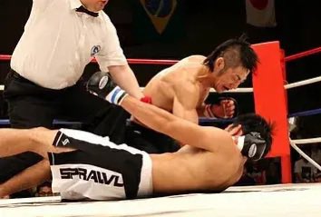 MMA_BLOWS's tweet photo. ヨアキム・ハンセンや、今をときめく摩嶋選手に勝利するも、ビタイチ跳ねなかった、不運のシューター、ジャックナイフツネオが、自身のジムを滋賀県・近江八幡で来月出すということで、BLOWSへ諸々さぐりに来てくれました。

『誰も止める人は居なかったのか！』

と、代表に叱責されるも、漕ぎ出した船はもう��らないので、滋賀県近江八幡あたりの方は、ぜひぜひ御入会いただければ幸いです。

⚔️格闘技教室ウィーツハラカラ⚔️
📍滋賀県近江八幡市中村町6-2
🗓️5/1オープン予定