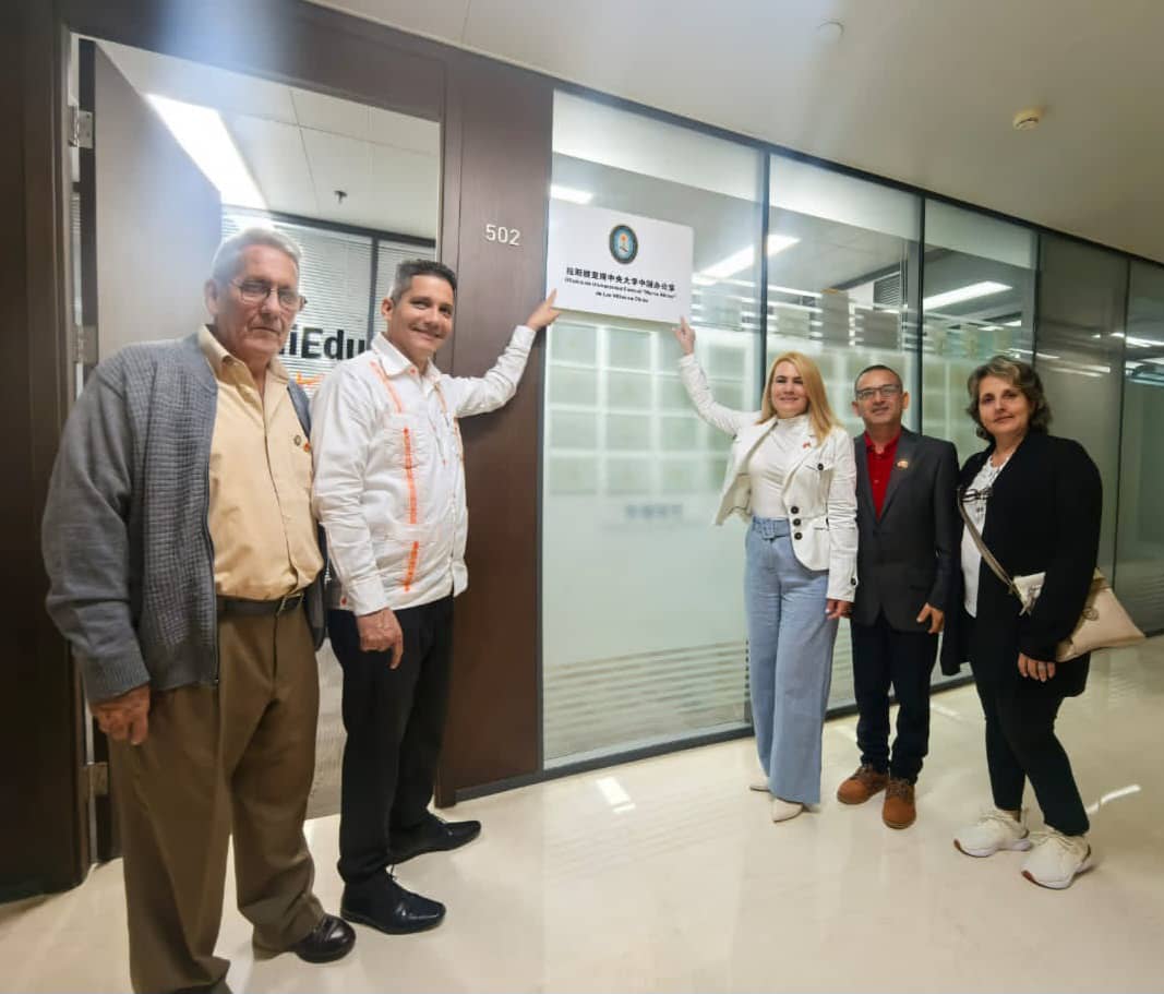 lbolivera73's tweet photo. 🇨🇺🇨🇳 Llegar a China y reunirnos con los amigos de Yimi Edu es un privilegio para la #UCLVnuestra. 

👨‍🏫 La inauguración de la Escuela Tecnológica de Las Villas en la Universidad Normal de Xinyang iniciará un largo camino de colaboración entre #Cuba y #China.

@EmbacubaChina https://t.co/zHS5lUmGCY