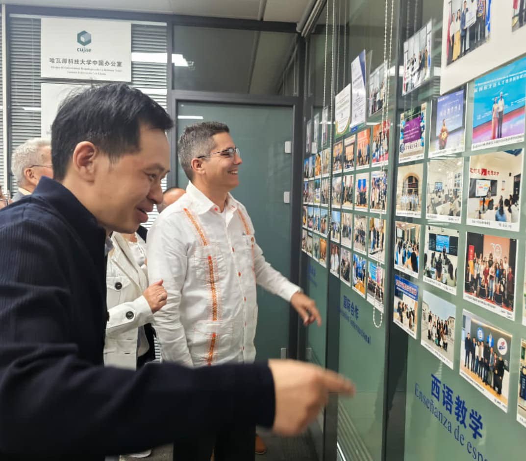 lbolivera73's tweet photo. 🇨🇺🇨🇳 Llegar a China y reunirnos con los amigos de Yimi Edu es un privilegio para la #UCLVnuestra. 

👨‍🏫 La inauguración de la Escuela Tecnológica de Las Villas en la Universidad Normal de Xinyang iniciará un largo camino de colaboración entre #Cuba y #China.

@EmbacubaChina https://t.co/zHS5lUmGCY