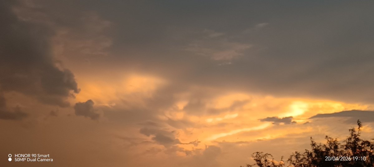 Unaek13's tweet photo. #sunset #cloud #sky #amazing #sunsetphotography https://t.co/Cvtor4MeGu