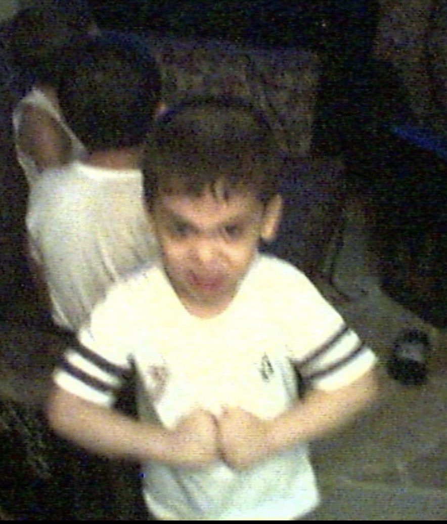 LaithLesnar's tweet photo. فتى صغير يبلغ من العمر 5 سنوات ( 2006 ) ماعنده اي فكرة وشهي المصارعة حتى لعب لعبة here comes the pain واعجب ببطل الغلاف.. اصبح مهووس بهذا المصارع لدرجة كان يسوي نفس ال pose حقه ونفس حركاته وصل معه الموضوع ان اذا اهله جو يصورونه يقوم يقلد مصارعه المفضل ويفصخ التيشيرت
انا هذا الفتى https://t.co/LosDt518HB