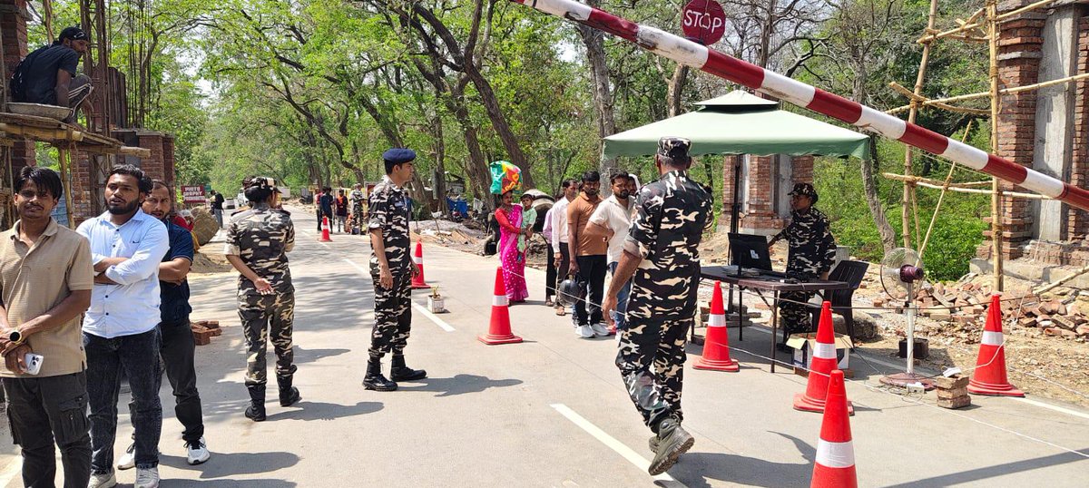 सघन जांच के माध्यम से हर गतिविधि पर कड़ी निगरानी—सुरक्षा के प्रति अटूट प्रतिबद्धता का प्रमाण।
#SSB_INDIA 
#SSBSHQGKP #SSBFTRLUCKNOW
#IntensiveChecking #StrictVigilance
 #SecurityFirst #HighAlert
#SeemaSuraksha #SafetyMatters #AlertForNation #JaiHind