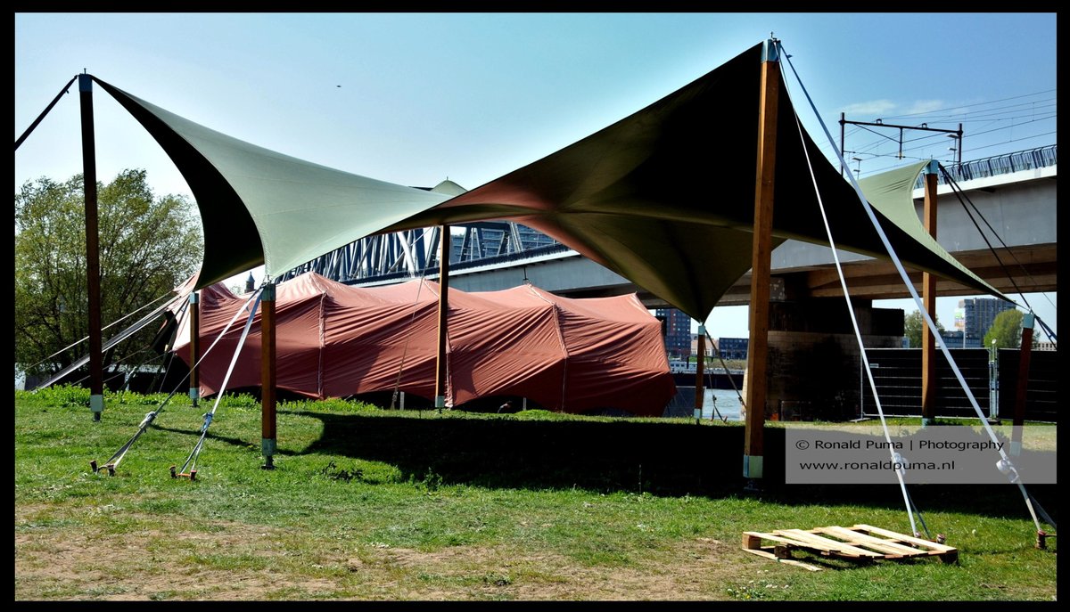 RonaldPumaPhoto's tweet image. 21 april 2026. Voorbereidingen voor #Koningsdag 2026 op stadseiland Veur-#Lent/#Nijmegen. Kings &amp;amp; Queens Festival.