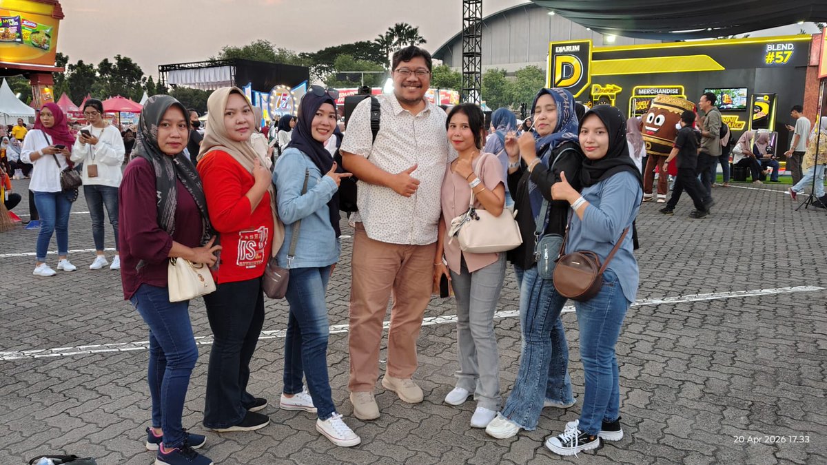 sequidyy's tweet photo. HUT 75 PT.Djarum asli nyenengin,  sejenak lupa yen kulo niku mbok² usia 30taon ingkang rawan masuk angin pegel linu, knp ya, kalo djarum bikin acara gk pernah gagal?
doktrinnya tuh "kerjo sumringah, ati bungah" pantes bikin seneng teruss.
#HUTDJARUM75
#DJARUMKUDUS
#DJARUMSUPER https://t.co/2assPQvLUB