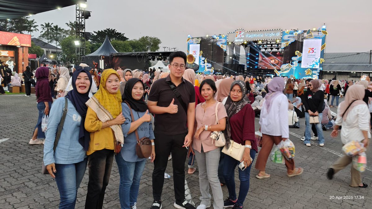 sequidyy's tweet photo. HUT 75 PT.Djarum asli nyenengin,  sejenak lupa yen kulo niku mbok² usia 30taon ingkang rawan masuk angin pegel linu, knp ya, kalo djarum bikin acara gk pernah gagal?
doktrinnya tuh "kerjo sumringah, ati bungah" pantes bikin seneng teruss.
#HUTDJARUM75
#DJARUMKUDUS
#DJARUMSUPER https://t.co/2assPQvLUB