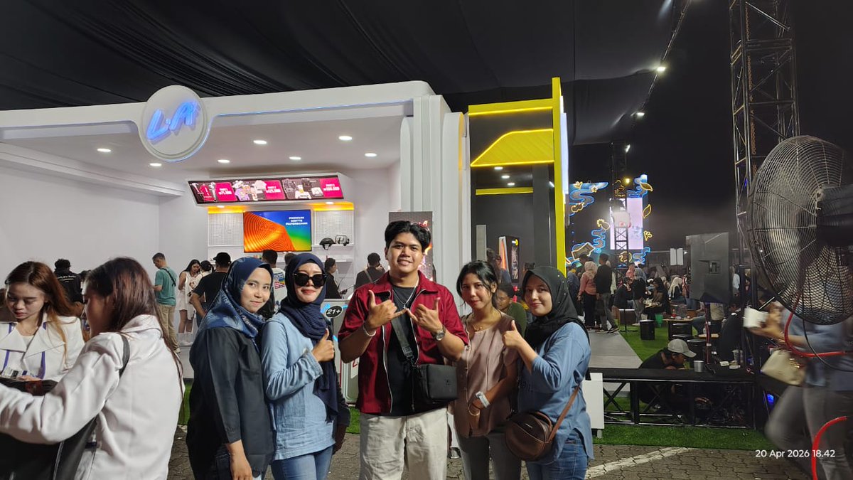 sequidyy's tweet photo. HUT 75 PT.Djarum asli nyenengin,  sejenak lupa yen kulo niku mbok² usia 30taon ingkang rawan masuk angin pegel linu, knp ya, kalo djarum bikin acara gk pernah gagal?
doktrinnya tuh "kerjo sumringah, ati bungah" pantes bikin seneng teruss.
#HUTDJARUM75
#DJARUMKUDUS
#DJARUMSUPER https://t.co/2assPQvLUB