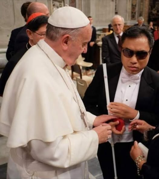 XavierSociety's tweet image. One year ago today, the world learned of the passing of #PopeFrancis. We received many messages from our clients &amp;amp; supporters about the impact he had on their lives. Some pics of our clients who were blessed to meet the Holy Father! #RIP Pope Francis. #CatholicX #BlindTwitter