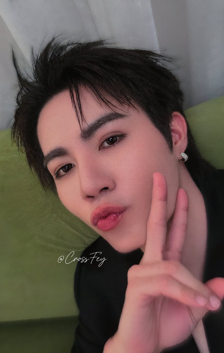 fey_cross tweet media