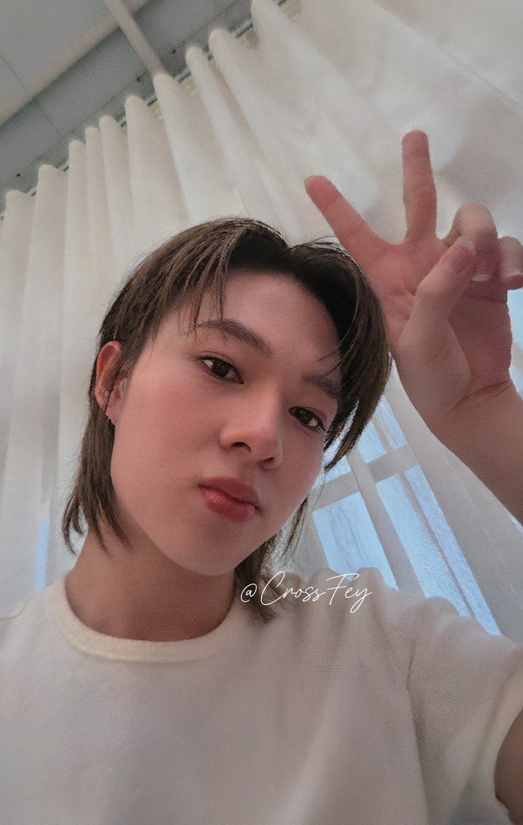 fey_cross tweet media