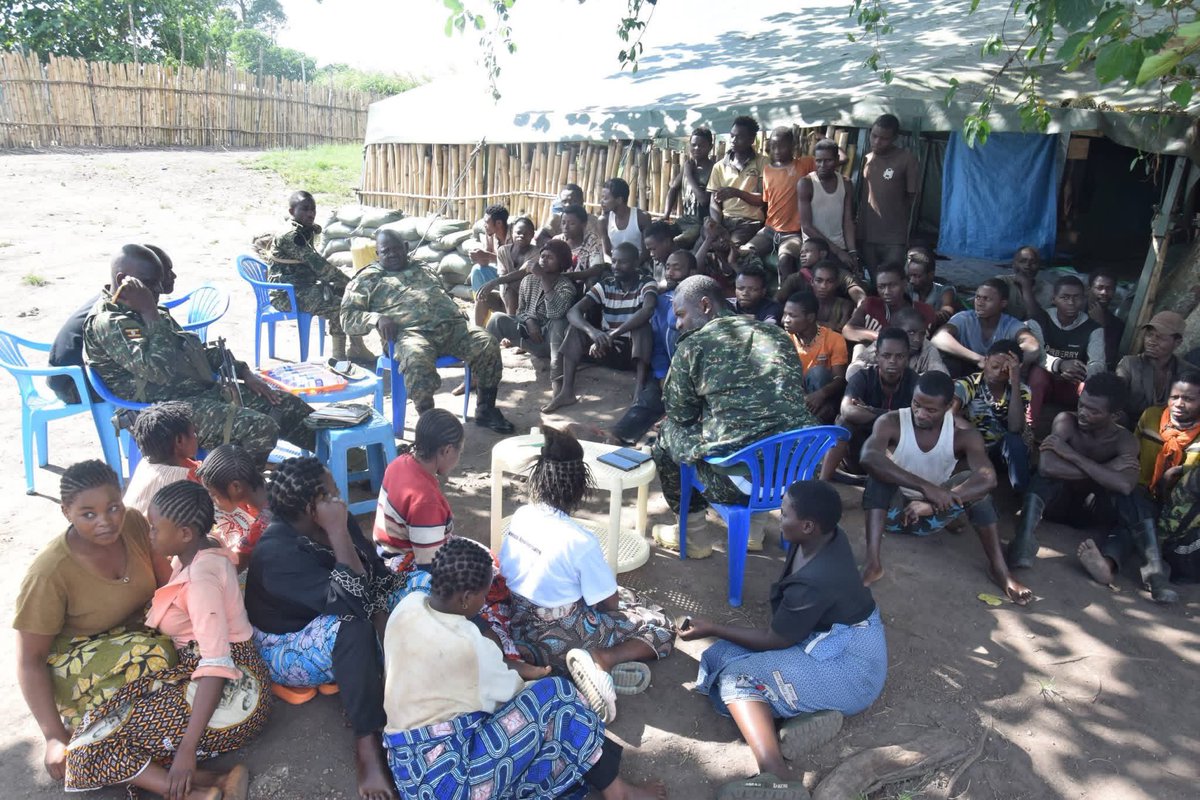 andykambale1's tweet image. Sous le commandement du col Kharim Issa, les FARDC de la 31e bde DP en coalition avec UPDF ont libéré 200 otages des griffes des #ADF et détruit plusieurs camps terroristes sur les rives de la rivière Epulu entre Irumu et Mambasa. Les ex otages sont en cours d’identification