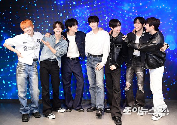 jjemnyangie's tweet image. Q. as a survival show group, your promotion period is relatively short, and one year has already passed. i'd like to ask about the possibility and your willingness to extend activities

🐈‍⬛ : since we're a survival group, we've always known there would be an end someday, which is