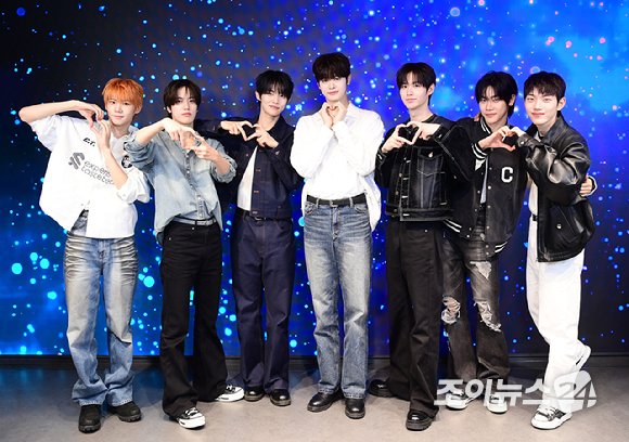 jjemnyangie's tweet image. Q. as a survival show group, your promotion period is relatively short, and one year has already passed. i'd like to ask about the possibility and your willingness to extend activities

🐈‍⬛ : since we're a survival group, we've always known there would be an end someday, which is