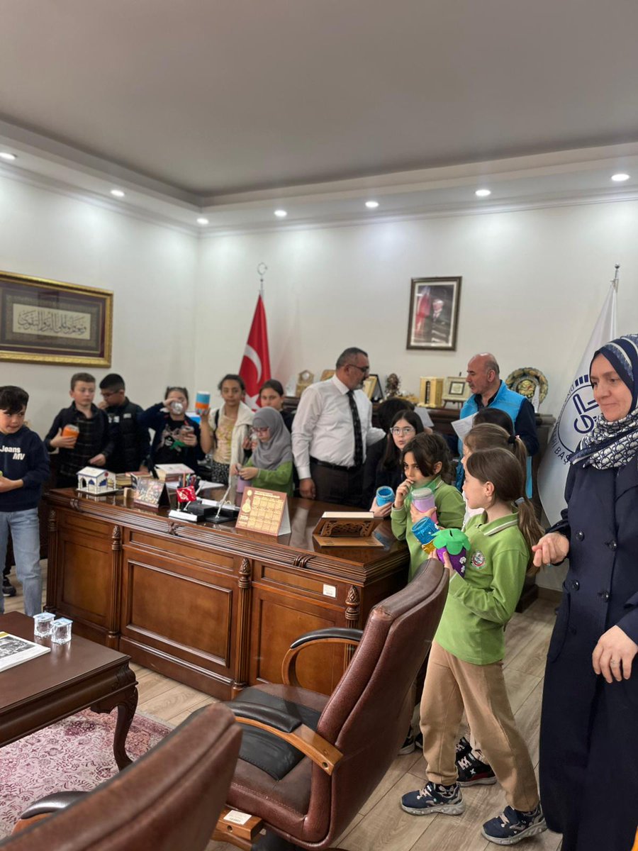 Avc_Muftuluk's tweet photo. 🔶Miniklerden Filistin’e Anlamlı Bağış
Avcılar İlçe Müftülüğü’ne bağlı Halid Bin Velid Camii Kur’an Kursu öğrencileri, biriktirdikleri kumbara harçlıklarını Filistin’e bağışladı. https://t.co/duAHGkLS2t