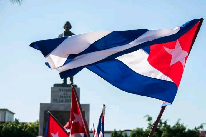 #Cuba firma en contra de una agresión militar y en respaldo a su Revolución. De un extremo a otro del país, millones de compatriotas demostrarán, por estos días, el sentir de todo un pueblo que a pesar del acoso imperial, no renuncia a su derecho de construir su propia historia.