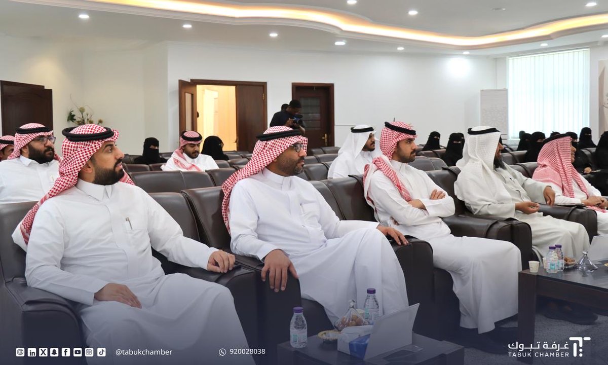 tabukchamber's tweet photo. #لقاء

نظّمت #غرفة_تبوك اليوم لقاء "دور القطاع الخاص في التنمية المجتمعية"وذلك بالتعاون مع #مؤسسة_جاد ، بحضور عددٍ من أصحاب الأعمال والمهتمين في التنمية الاجتماعية في #تبوك

ويهدف اللقاء إلى تفعيل الشراكات وتعزيز دور القطاع الخاص كشريك فاعل في تحقيق التنمية المستدامة والتعاون بين القطاعين الخاص وغير الربحي

حيث استعرض في اللقاء سعادة الدكتور فهد بن علي العليان أهمية مواءمة مبادرات المسؤولية الاجتماعية مع مستهدفات "رؤية السعودية 2030"

كما تناول اللقاء عددًا من المحاور، من أبرزها: تمكين ريادة الأعمال المجتمعية، وقياس الأثر الاجتماعي، بما يسهم في رفع كفاءة المبادرات وتحقيق أثر تنموي مستدام بالمجتمع.