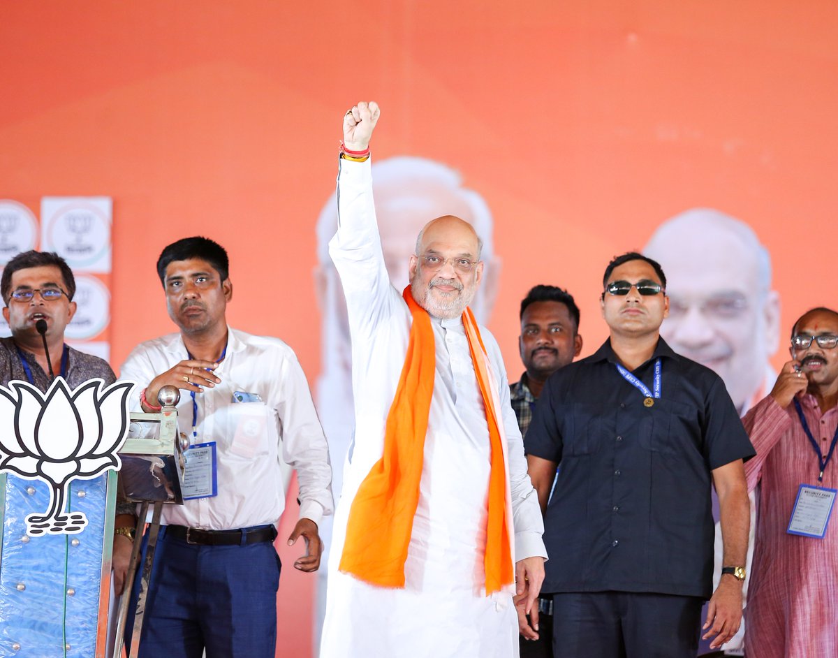 AmitShah's tweet photo. भाजपा ने संथाल समाज की बेटी को देश का राष्ट्रपति बनाया, TMC ने उनका अपमान किया। सालबोनी वासी भी कुड़माली भाषा को आठवीं अनुसूची में लाने और हर माता-बहन के खाते में ₹3000 प्रति माह पहुंचाने के लिए संकल्पित भाजपा को ही लाएंगे। इस अपार समर्थन के लिए आभार।

বিজেপি সাঁওতাল সমাজের কন্যাকে দেশের রাষ্ট্রপতি করেছে, তৃণমূল কংগ্রেস তাঁর অপমান করেছে। শালবনি বাসীরাও কুড়মালি ভাষাকে অষ্টম তফসিলে অন্তর্ভুক্ত করা এবং প্রত্যেক মা-বোনের অ্যাকাউন্টে প্রতি মাসে ৩০০০ টাকা পৌঁছে দেওয়ার জন্য সংকল্পবদ্ধ বিজেপিকেই ক্ষমতায় আনবেন। এই অপার সমর্থনের জন্য তাঁদের প্রতি কৃতজ্ঞতা জানাই ।
#BanglarMoneSudhuiBJP