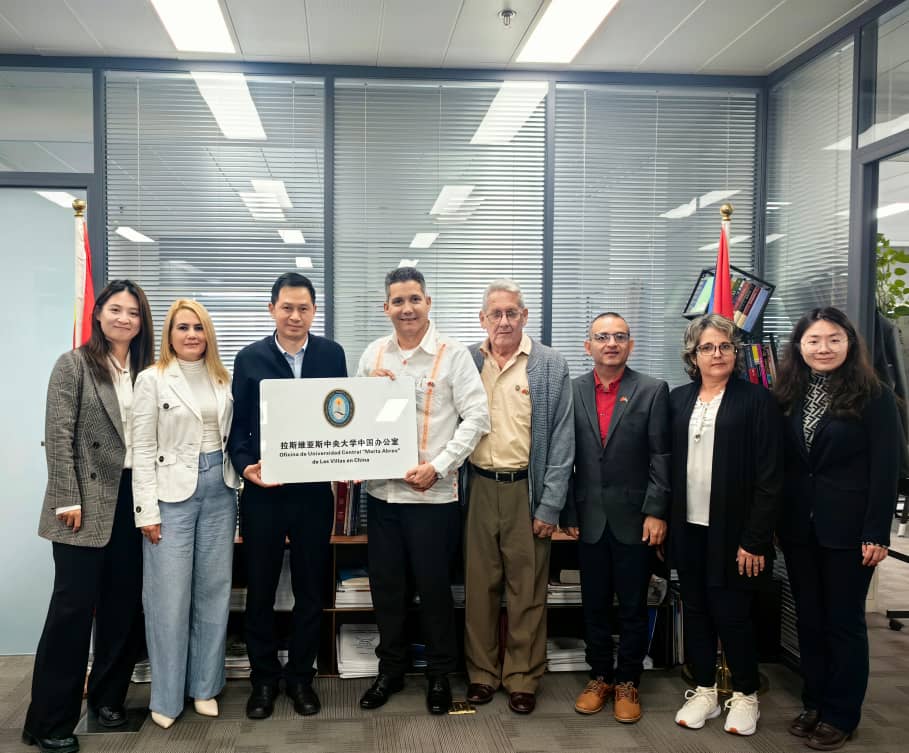 UCLVCU's tweet photo. 🇨🇺🤝🇨🇳 Delegación cubana realiza visita oficial a https://t.co/ZPBgbVF9MD, en la sede de la Oficina de la UCLV en China.
El encuentro se centró en fortalecer la cooperación internacional, basada en la confianza mutua y el espíritu de colaboración entre los pueblos de Cuba y China https://t.co/gJOsMM8pqc