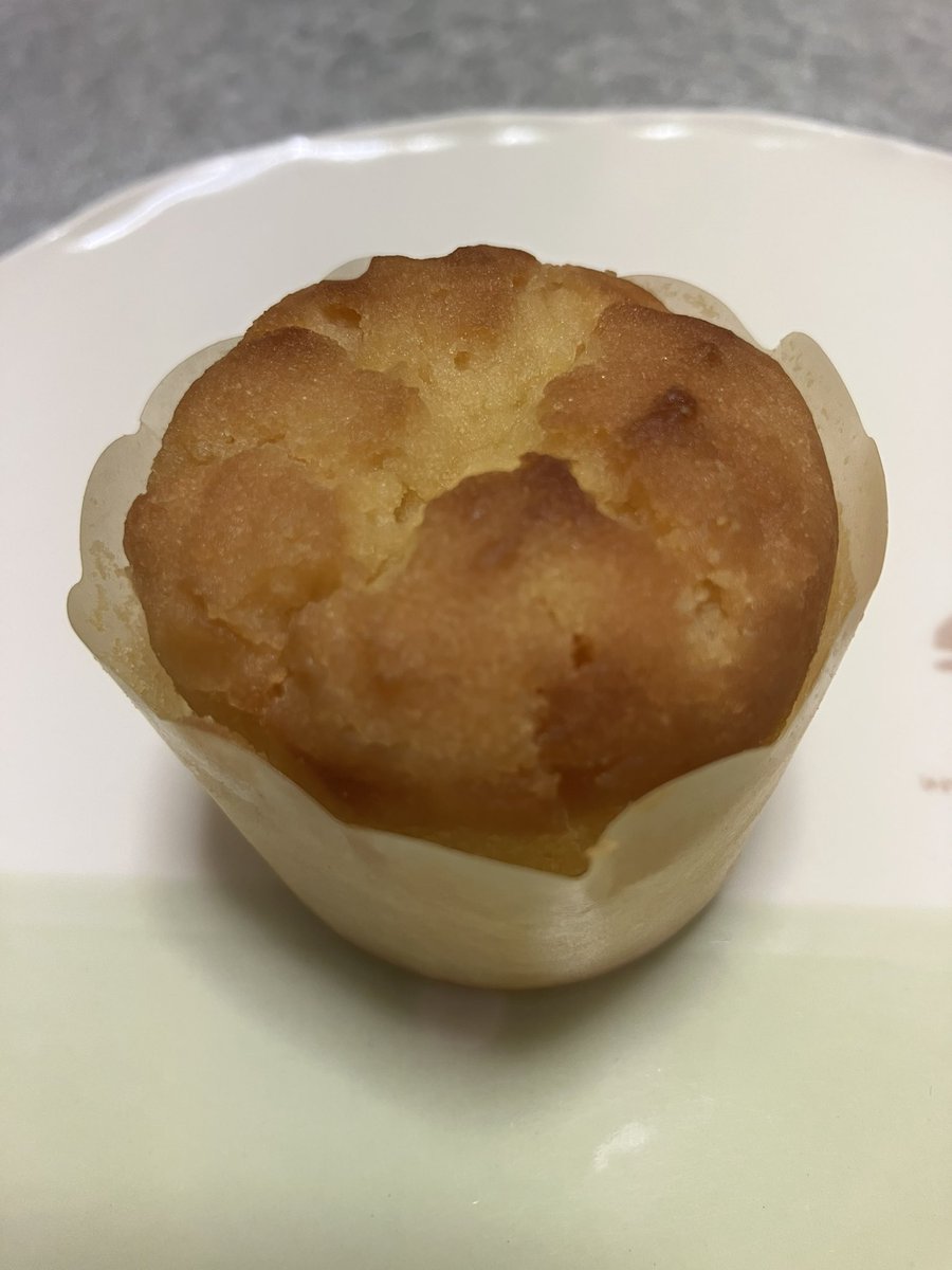 くらづくり本舗の「べにあかくん」をいただきました。
和菓子屋さんのスイートポテト、優しい甘さでホクホクしていて美味しいです。
ふと懐かしくなる、故郷の味です…😭
